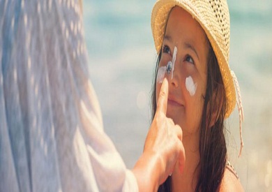 كيف تحمي بشرتك من أشعة الشمس صيفا