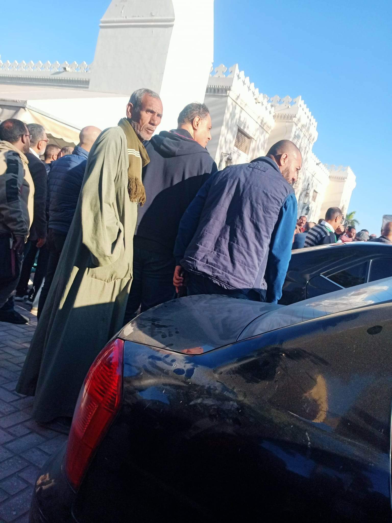 جثمان سامي فتح الله يصل إلى مسجد المواساة تمهيدًا لأداء صلاة الجنازة 